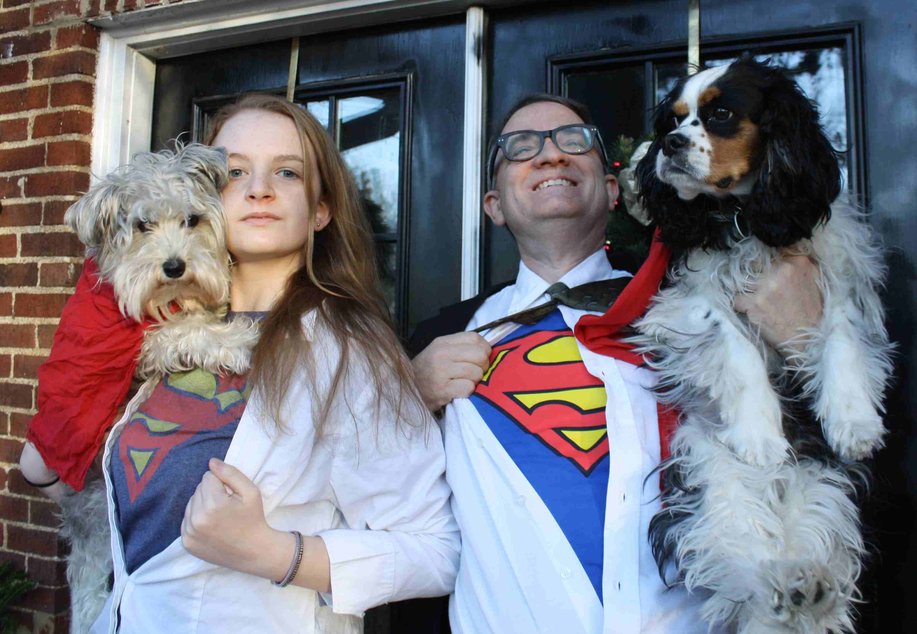 2017-12-16 Supergirl mand and dogs.jpg